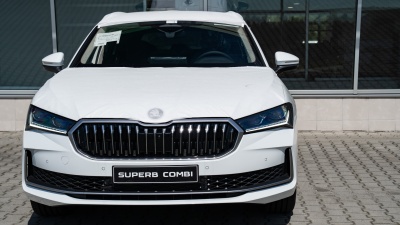 Škoda Superb Combi 2.0 TDI  Top Selection 4x4 (pohľad spredu)