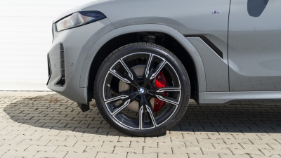 BMW X6 30d xDrive (pohľad spredu)