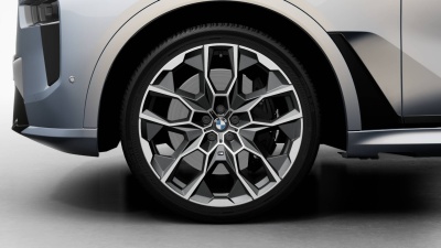 BMW X7 40d xDrive (pohľad spredu)
