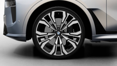 BMW X7 40d xDrive (pohľad spredu)