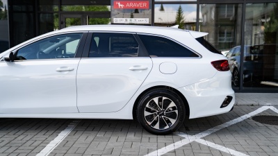 Kia Ceed SW 1.5 T-GDi 7DCT Gold (pohľad do interiéru)