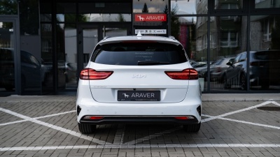 Kia Ceed SW 1.5 T-GDi 7DCT Gold (pohľad spredu)