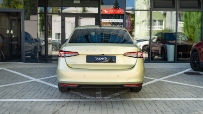 Škoda Superb 2.0 TDI Top Selection (pohľad spredu)