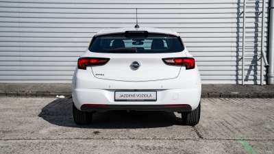 Opel Astra 1.4  (pohľad zozadu)