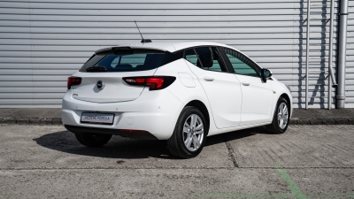 Opel Astra 1.4  (pohľad spredu)