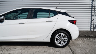 Opel Astra 1.4  (pohľad do interiéru)