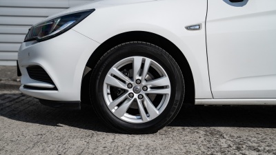 Opel Astra 1.4  (pohľad do interiéru)