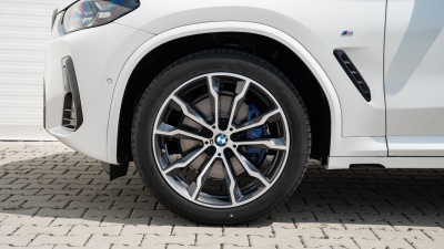 BMW X4 20d xDrive (pohľad spredu)