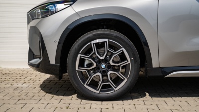 BMW X1 20i sDrive (pohľad spredu)
