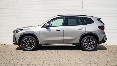 BMW X1 20i sDrive (pohľad zozadu)
