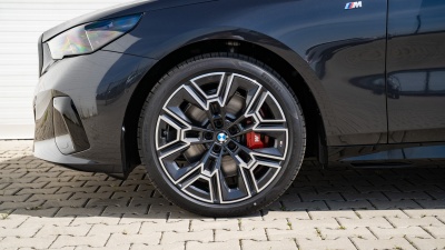 BMW 540d xDrive Sedan (pohľad spredu)