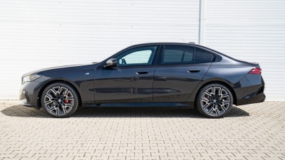BMW 540d xDrive Sedan (pohľad zozadu)