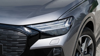 AUDI Q4 Sportback 45 e-tron (pohľad zboku)