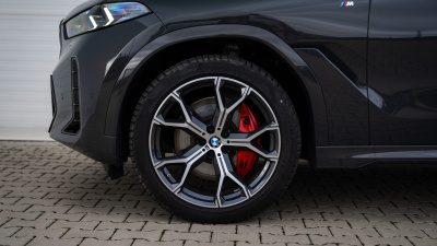 BMW X6 30d xDrive (pohľad spredu)