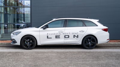 SEAT Leon SP 1.5 eTSI FR Black (pohľad zboku)