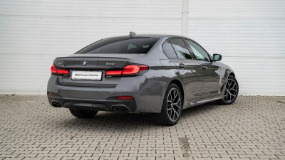 BMW 540i xDrive Sedan (pohľad zboku)