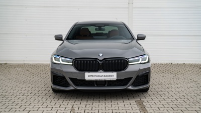 BMW 540i xDrive Sedan (pohľad do interiéru)