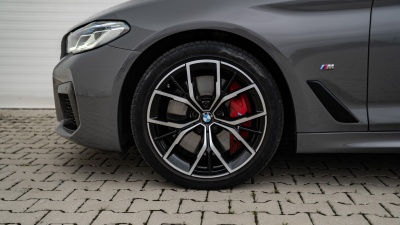 BMW 540i xDrive Sedan (pohľad spredu)