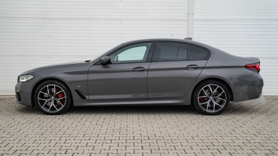 BMW 540i xDrive Sedan (pohľad zozadu)