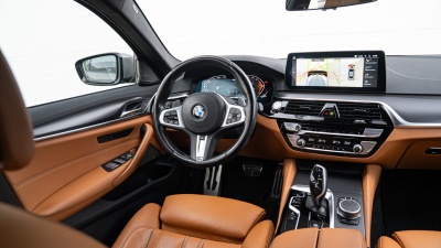BMW 540i xDrive Sedan (pohľad do interiéru)