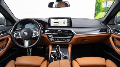 BMW 540i xDrive Sedan (pohľad do interiéru)