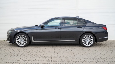 BWM 730d Sedan (pohľad zozadu)