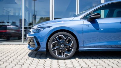 VW Golf Variant 1.5 eTSI R-Line Limited (pohľad zozadu)