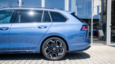 VW Golf Variant 1.5 eTSI R-Line Limited (pohľad spredu)