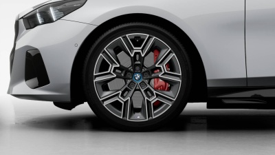 BMW i5 40 xDrive Touring (pohľad spredu)