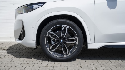 BMW iX1 20 eDrive (pohľad spredu)