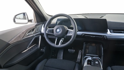 BMW iX1 20 eDrive (pohľad do interiéru)