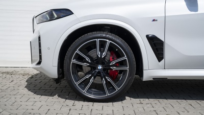 BMW X5 30d xDrive (pohľad spredu)