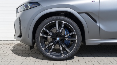 BMW X6 30d xDrive (pohľad spredu)