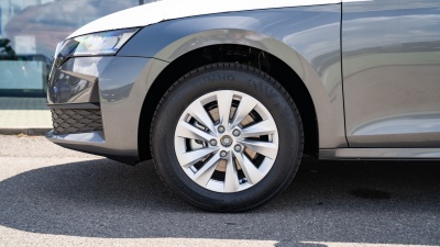Škoda Octavia Combi 1.5 TSI Drive 130 (pohľad spredu)