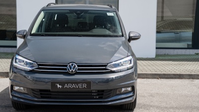 VW Touran 1.5 TSI Limited (pohľad spredu)