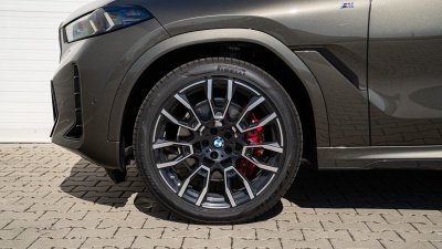 BMW X6 30d xDrive (pohľad spredu)