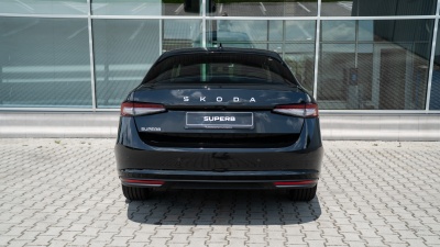 Škoda Superb 2.0 TDI Top Selection  (pohľad spredu)