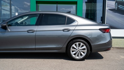 Škoda Superb 2.0 TDI Selection (pohľad spredu)