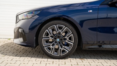 BMW 520d xDrive Sedan (pohľad spredu)