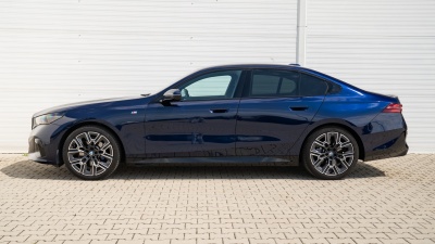 BMW 520d xDrive Sedan (pohľad zozadu)