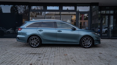 Kia Ceed SW 1.5 T-GDi 7DCT Gold (pohľad zboku)