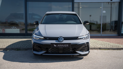 VW Golf R-Line Limited 1.5 eTSI  (pohľad zozadu)