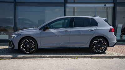 VW Golf R-Line Limited 1.5 eTSI  (pohľad do interiéru)