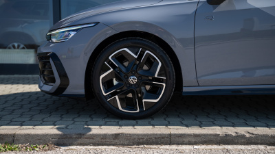 VW Golf R-Line Limited 1.5 eTSI  (pohľad do interiéru)