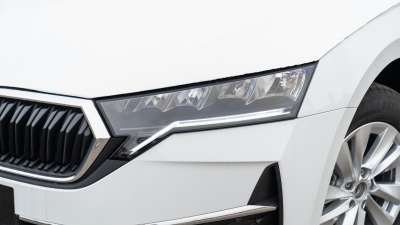 Škoda Octavia Combi 2.0 TDI Selection (pohľad spredu)