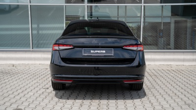 Škoda Superb 2.0 TDI Sportline 4x4 (pohľad spredu)