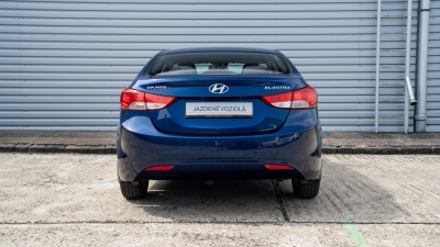 Hyundai Elantra 1.6 (pohľad zozadu)