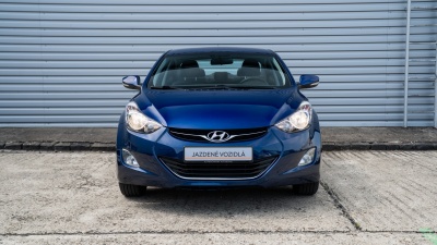 Hyundai Elantra 1.6 (pohľad do interiéru)