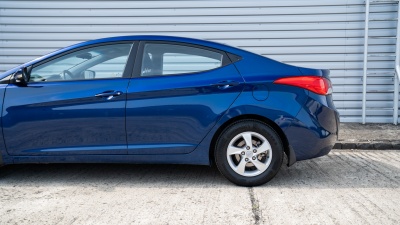 Hyundai Elantra 1.6 (pohľad do interiéru)