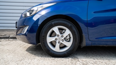 Hyundai Elantra 1.6 (pohľad do interiéru)